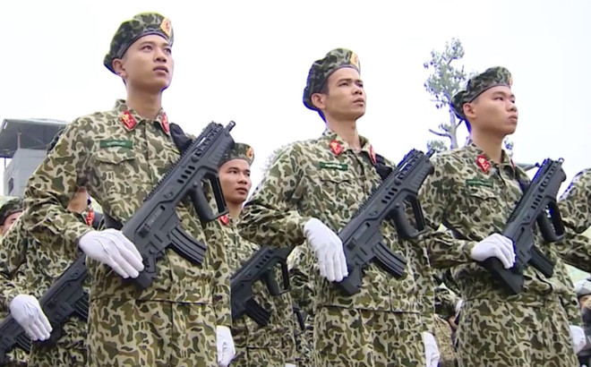 Với những ưu điểm vượt trội của mình, TAR-21 đã được Hải quân đánh bộ và mới đây là đặc công tin dùng. Trong khi các súng TAR-21 của lực lượng Dân quân thường trực có thể là loại súng được cải biên để bắn các loại đạn cao su để trấn áp tội phạm hay giải tán đám đông quá khích. Dù sao, điều đó cũng chính minh được rằng, loại súng trường TAR-21 đã hoạt động vô cùng hiệu quả và ngày càng được ưu chuộng trong nhiều lực lượng vũ trang của ta. Ảnh: Chiến sĩ đặc công với súng TAR-21.