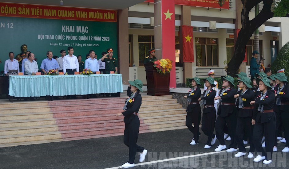Mới đây, trong hội thao Quốc phòng do ban chỉ huy Quân sự quận 12 Thành phố Hồ Chí Minh tổ chức, công chúng được chứng kiến những màn ra mắt hoành tráng với những vũ khí trang bị vô cùng hiện đại của lực lượng dân quân thường trực thành phố. Ảnh: Quang cảnh buổi lễ khai mạc hội thao. Nguồn: Thành ủy TPHCM.