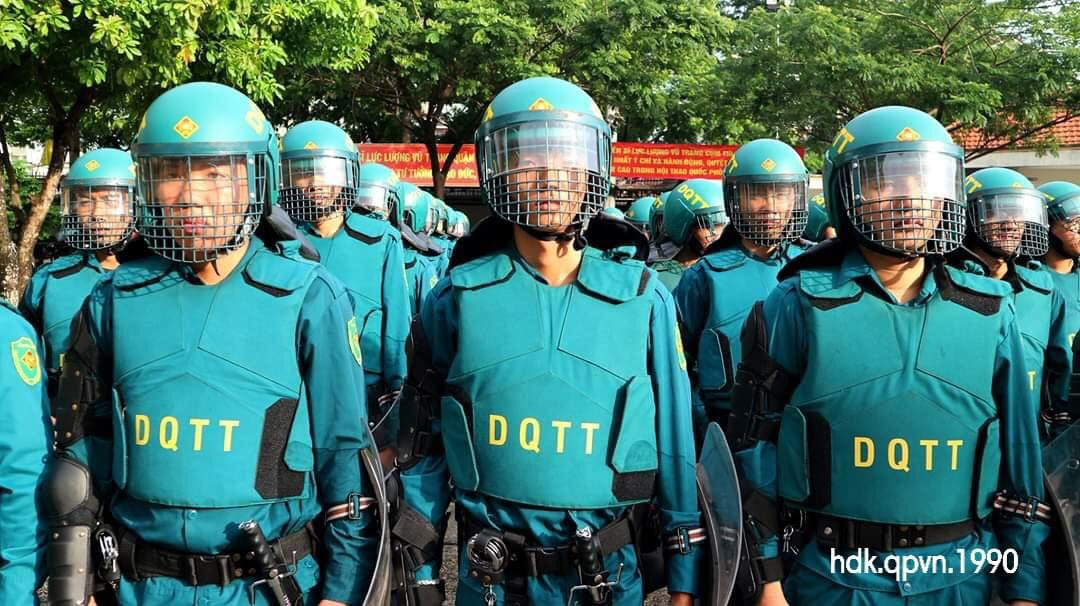 Với đặc thù nhiệm vụ chống bạo động, ngăn chặn tội phạm, giữ gìn an ninh trật tự trong địa bàn thành phố, lực lượng Dân quân thường trực đã được chú trọng đầu tư những trang thiết bị vô cùng hiện đại, đảm bảo cho chiến sĩ có thể giữ an toàn cho bản thân cũng như thực hiện tốt nhiệm vụ. Ảnh: Cận cảnh trang bị của chiến sĩ Dân quân với mũ chống bạo động, áo giáp chống đâm, dao găm, còng số 8 và khiên chống bạo động. Nguồn: Hoàng Đình Khải.