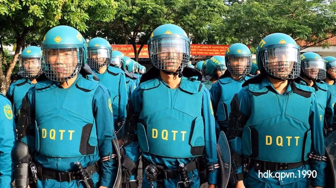 Với đặc thù nhiệm vụ chống bạo động, ngăn chặn tội phạm, giữ gìn an ninh trật tự trong địa bàn thành phố, lực lượng Dân quân thường trực đã được chú trọng đầu tư những trang thiết bị vô cùng hiện đại, đảm bảo cho chiến sĩ có thể giữ an toàn cho bản thân cũng như thực hiện tốt nhiệm vụ. Ảnh: Cận cảnh trang bị của chiến sĩ Dân quân với mũ chống bạo động, áo giáp chống đâm, dao găm, còng số 8 và khiên chống bạo động. Nguồn: Hoàng Đình Khải.