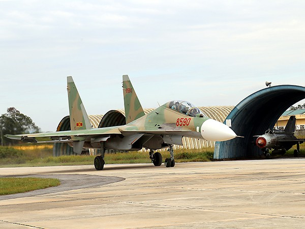 Su-30 đặc biệt phổ biến ở Đông Nam Á nhờ độ bền cao, tính linh hoạt và khả năng sống sót trong cả nhiệm vụ tấn công trên biển và không đối không, được Việt Nam, Indonesia và Malaysia đặt mua. Myanmar gần đây đã đặt hàng biến thể 30SM. Ảnh: Su-30MK2 của KQND Việt Nam - Nguồn: Báo Phòng không – Không quân