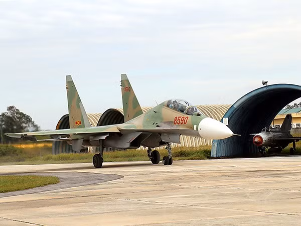Su-30 đặc biệt phổ biến ở Đông Nam Á nhờ độ bền cao, tính linh hoạt và khả năng sống sót trong cả nhiệm vụ tấn công trên biển và không đối không, được Việt Nam, Indonesia và Malaysia đặt mua. Myanmar gần đây đã đặt hàng biến thể 30SM. Ảnh: Su-30MK2 của KQND Việt Nam - Nguồn: Báo Phòng không – Không quân