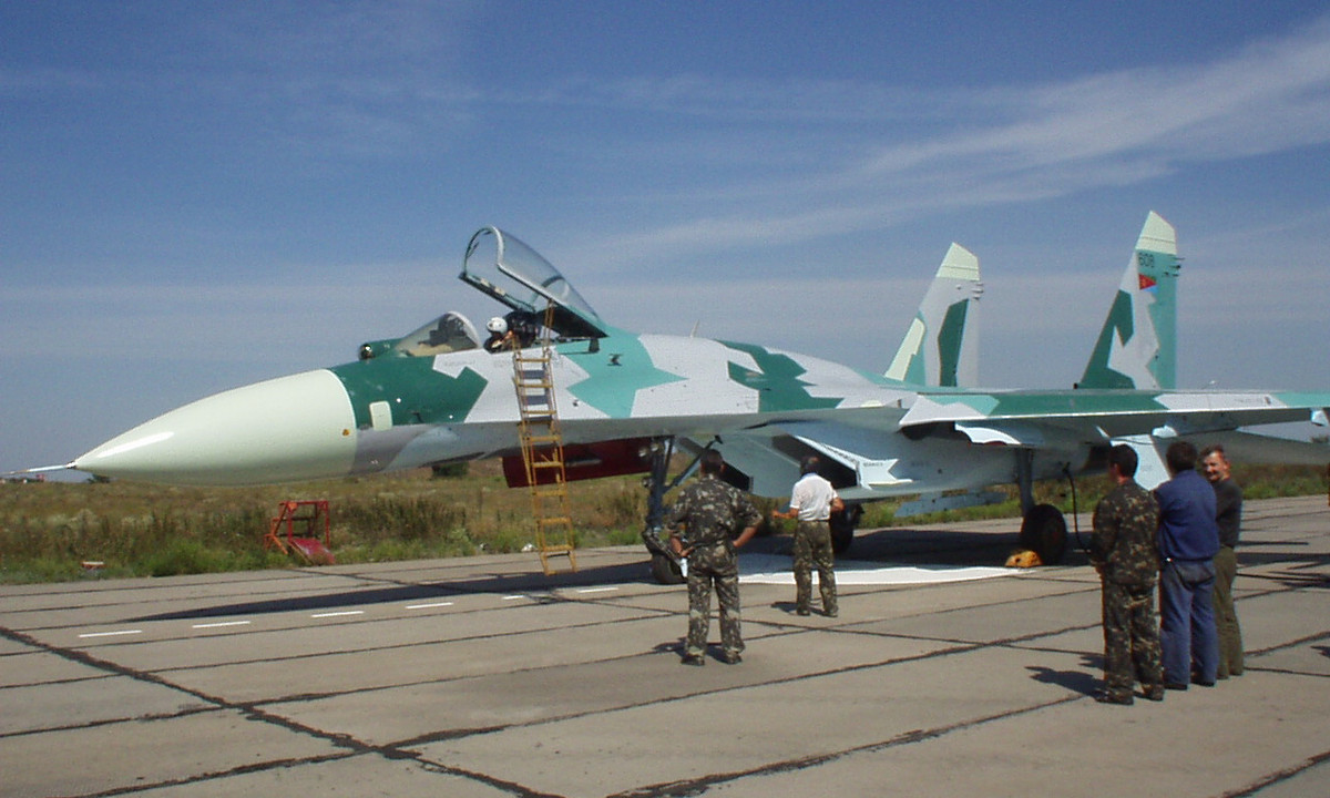 Các quốc gia tiềm năng khác của Su-30 bao gồm Sri Lanka, hiện đang quan tâm mua khoảng nửa tá Su-30 cũ. Ethiopia thì đã đang sử dụng Su-27 và đang tìm cách thay thế các máy bay MiG-23 của mình bằng Su-30, trong bối cảnh căng thẳng gia tăng với một số nước láng giềng. Ảnh: Su-27 của Ethiopia - Nguồn: Wikipedia.