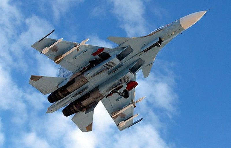 Sau năm 2027, Quân đội Nga sẽ dừng mua Su-30; tuy nhiên vẫn có khả năng Su-30 sẽ tiếp tục được sản xuất để xuất khẩu, hoặc thậm chí được sản xuất theo giấy phép ở Iran; và rất có thể trong thời gian tới, khi loại máy bay này vẫn còn có nhu cầu, Nga sẽ hợp nhất các dây chuyền sản xuất Su-30 và Su-35 để sản xuất một lớp máy bay chiến đấu duy nhất với cấu hình ghế đôi như của Su-30 hiện nay. Ảnh: Su-30SM của Không quân Nga - Nguồn: Wikipedia.