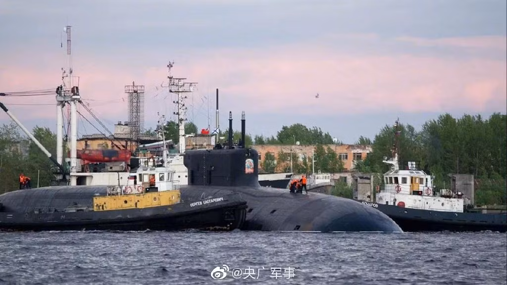 Nhờ có nhiều năm phát triển, tàu ngầm hạt nhân của Nga đã tiến xa hơn; trong cuộc đua phát triển tàu ngầm hạt nhân, chỉ có Mỹ là đối thủ cạnh tranh xứng tầm với Nga trên lĩnh vực chế tạo tàu ngầm hạt nhân. Ảnh: Tàu ngầm hạt nhân lớp Borei của Nga.