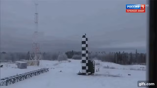 Công nghệ thứ hai mà Trung Quốc thèm muốn là tên lửa đạn đạo liên lục địa, như tổ hợp tên lửa Sarmat; đây là loại tên lửa đạn đạo có tầm bắn và trọng lượng lớn nhất trên thế giới; Sarmat được biết đến không chỉ bởi khả năng sát thương khổng lồ, mà còn bởi khả năng vượt qua các hệ thống phòng thủ tên lửa hiện đại nhất. Ảnh: Tên lửa Sarmat của Nga.