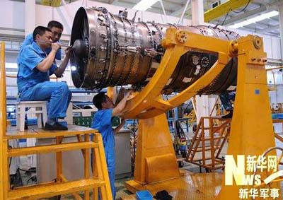 Thật không may là Nga sẽ không bán ba loại công nghệ được mô tả ở trên, vì tất cả những lĩnh vực trên đều có liên quan trực tiếp đến “sự cân bằng” giữa Nga với Mỹ và liên quan trực tiếp đến an ninh quốc gia của Nga nói chung. Ảnh: Các kỹ thuật viên Trung Quốc đang tìm hiểu kỹ thuật của động cơ máy bay Nga.