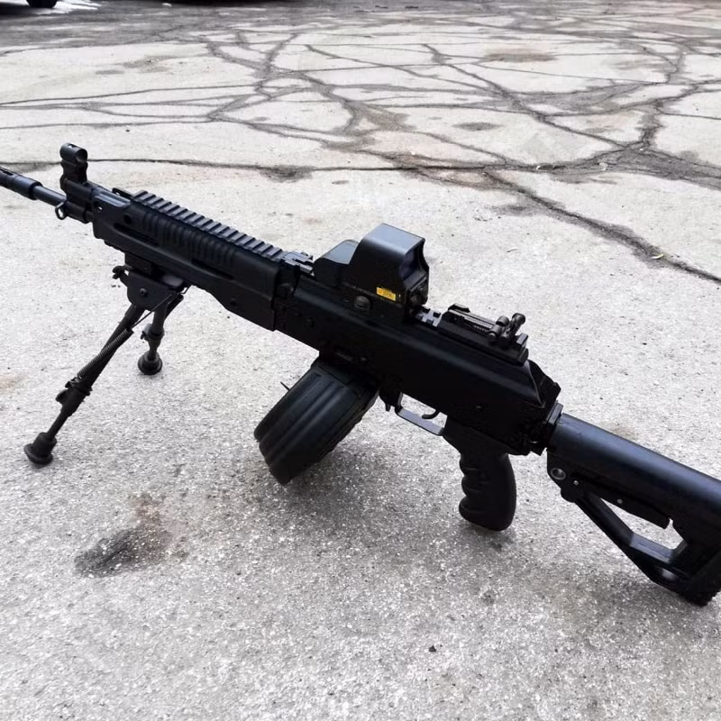 RPK-16 có cấu tạo rất phù hợp với người sử dụng, nhà sản xuất Kalashnikov xác định, đây là mẫu súng máy đa nhiệm, vừa là súng trường tiến công, vừa là súng máy hỗ trợ hỏa lực; do vậy cấu tạo của súng có cấu tạo đặc biệt như sử dụng nhiều loại nòng súng và hộp tiếp đạn khác nhau. Ảnh: RPK-16 với hộp tiếp đạn trống và dài - Nguồn: Topwar.