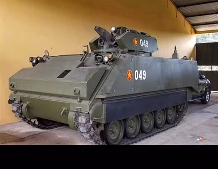 Cũng trong giai đoạn Israel cho ra đời mẫu nâng cấp T-54M3, họ cũng đã chào hàng Việt Nam gói nâng cấp xe thiết giáp chở quân M-113 mà ta thu được số lượng lớn từ tay Mỹ sau năm 1975 với số lượng lớn nhưng cũng đã lạc hậu nhiều phần. Gói nâng cấp bao gồm bổ sung thêm giáp hai bên hông, thêm thùng dầu phụ ở phía sau, thêm bộ phận hỗ trợ bơi ở phía trước, thay thế tháp pháo. Tuy nhiên, cũng chỉ có duy nhất một nguyên mẫu nâng cấp M-113 được ra đời và Quân đội ta đã chọn gói tự mình nâng cấp kinh tế hơn. Ảnh: Xe bọc thép M-113 do Israel nâng cấp.