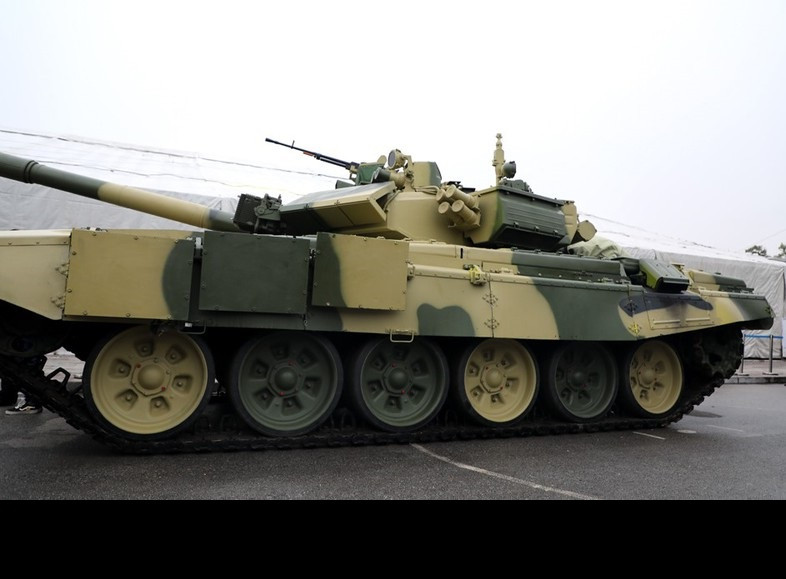 Có thể nói rằng, bước sang thế kỷ XXI, dấu ấn của Israel trong lực lượng Tăng - Thiết giáp Việt Nam là vô cùng rõ rệt, giúp cho ta có được nhiều công nghệ như công nghệ chế tạo giáp phản ứng nổ, công nghệ tự nâng cấp cũng như lắp ráp xe. Dẫu vậy, khí tài nâng cấp đều đã là hệ cũ, dù cho nâng cấp cũng không thể kéo dài thời gian sử dụng quá lâu nữa. Do đó, bên cạnh nâng cấp tiếp tục sử dụng, Quân đội ta cũng kết hợp mua mới khí tài, đáp ứng nhu cầu tác chiến của lực lượng, có thể nói rằng là một bước đi vừa nâng cao sức mạnh lại vừa tiết kiệm kinh tế. Ảnh: Xe tăng chiến đấu chủ lực T-90S hiện đại của Việt Nam .