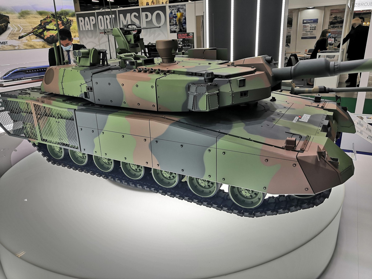 Dẫu vậy, người ta nghi ngờ về tính hiệu quả của loại đạn K276 do Hàn Quốc sản xuất bởi cả thuốc phóng và đầu xuyên Vonfram đều có nguồn gốc từ đạn xuyên giám DM-43A1 nhập khẩu từ Đức, vốn có khoảng cách xa so với loại DM-53 tiên tiến hơn rất nhiều. Ảnh: Cận cảnh xe tăng K2PL Hàn Quốc phát triển.