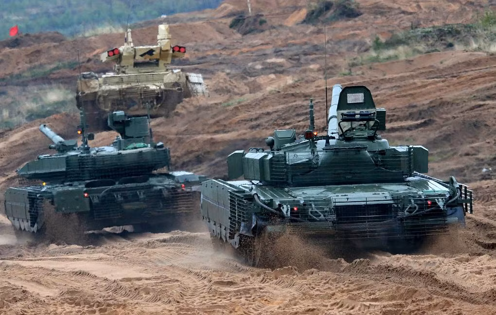 Hơn nữa, ngay cả khi đạn xuyên K276 của Hàn Quốc có sức xuyên tới 600mm thì nó vẫn tỏ ra cực kỳ yếu thế trước giáp trước dày của xe tăng chiến đấu chủ lực T-90M hay T-80BVM mới của Nga. Lý do là vốn áp dụng công nghệ giáp mới tiên tiến chứ chưa nói là có thể so bì được với xe tăng thế hệ thứ 4 của Nga là T-14 Amarta. Ảnh: Biên đội xe thiết giáp BMPT, xe tăng T-90M và xe tăng T-80BVM hành tiến trên thao trường.