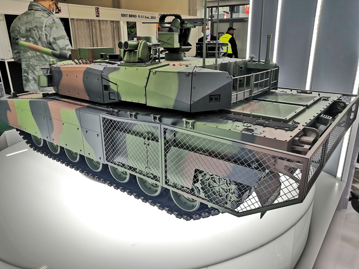 Trên thị trường quốc tế, việc chuyển giao hoàn toàn công nghệ để sản xuất xe tăng như vậy là khá hiếm. Trong khi thành phần của giáp xe tăng K2 vẫn chưa được tiết lộ nhưng giáp Compisite của Atlay dựa trên K2 mà Hàn Quốc phát triển cho Thổ Nhĩ Kỳ khả năng cao cũng sẽ dùng cấu hình giáp Chobham tương tự trên K2, với kiểu thiết kế moldun, dễ dàng thay thế khi bị hỏng hóc hoặc để nâng cấp. Ảnh: Cận cảnh mô hình chi tiết của xe tăng K2PL.