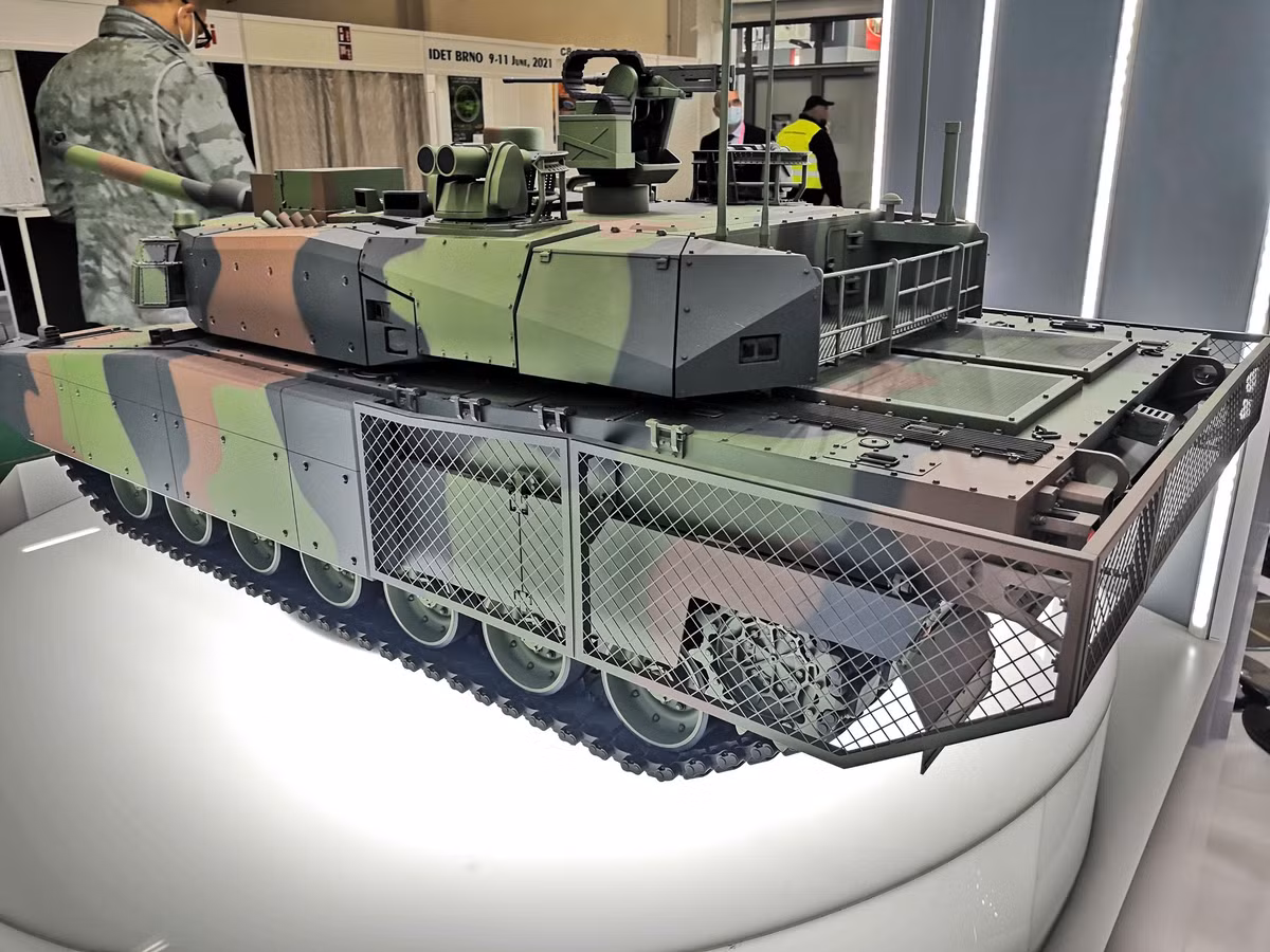 Trên thị trường quốc tế, việc chuyển giao hoàn toàn công nghệ để sản xuất xe tăng như vậy là khá hiếm. Trong khi thành phần của giáp xe tăng K2 vẫn chưa được tiết lộ nhưng giáp Compisite của Atlay dựa trên K2 mà Hàn Quốc phát triển cho Thổ Nhĩ Kỳ khả năng cao cũng sẽ dùng cấu hình giáp Chobham tương tự trên K2, với kiểu thiết kế moldun, dễ dàng thay thế khi bị hỏng hóc hoặc để nâng cấp. Ảnh: Cận cảnh mô hình chi tiết của xe tăng K2PL.