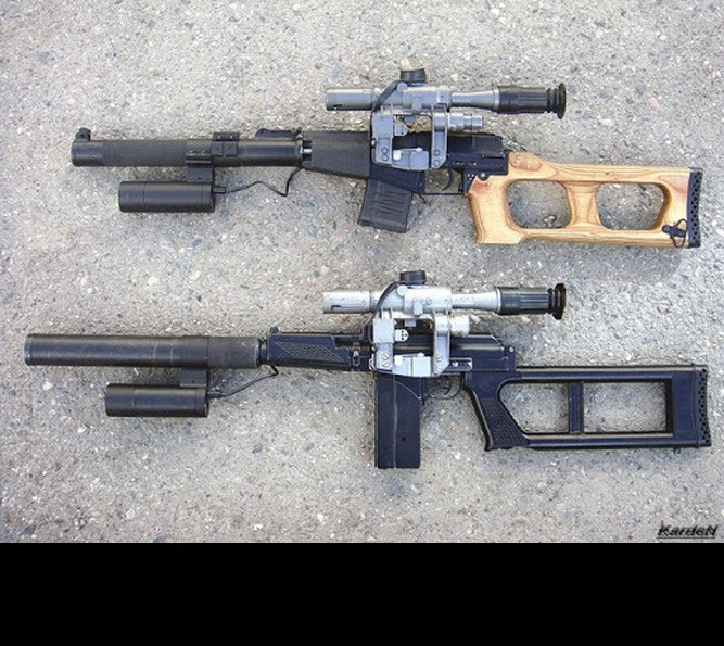 Việc chuyển đổi từ súng trường giảm thanh 9A-91 thành súng bắn tỉa giảm thanh VSK-94 bao gồm việc trang bị một ống giảm thanh có thể tháo rời (PBS) và một tay cầm liền báng nhựa có thể tháo rời, cùng miếng cao su để phân tán bớt lực tác động của súng vào vai khi bắn. Ống giảm thanh giúp giảm tiếng ồn một cách đáng kể khi tác xạ và loại bỏ hoàn toàn tia lửa đầu nòng lúc viên đạn rời đi, cho phép tiêu diệt với mục tiêu trong phạm vi 400m mà vẫn giữ bí mật vị trí. Thậm chí trong cận chiến, VSK-94 cũng có thể sử dụng như một khẩu súng trường tấn công. Ảnh: Hai mẫu súng bắn tỉa giảm thanh, cận âm nổi tiếng của Nga là VSS (trên) và VSK-94 (dưới).