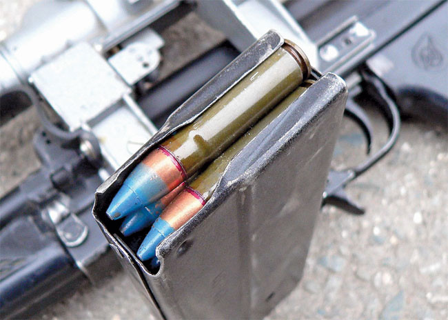 Hy vọng trong tương lai, cán bộ chiến sĩ Việt Nam sẽ có thêm điều kiện, sử dụng các loại vũ khí tiên tiến, có khả năng tác chiến cao và hiện đại bậc nhất của Nga hiện nay, giúp quân đội ta ngày càng vững mạnh. Ảnh: Hộp tiếp đạn của súng bắn tỉa VSK-94.