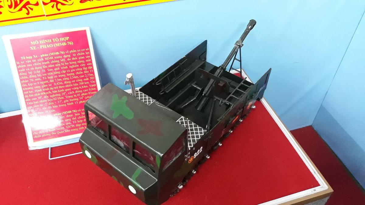 Tổ hợp pháo tự hành M548-76 có trọng lượng chiến đấu 11 tấn, kíp xe 6 người. Trang bị một pháo 76,2mm Zis-3, góc tầm từ -5 đến +37 độ, góc hướng 54 độ (phải 27 độ, trái 27 độ), tầm bắn 13km, tốc độ bắn trung bình 15 phát/phút. Ảnh: Hoàng Lê