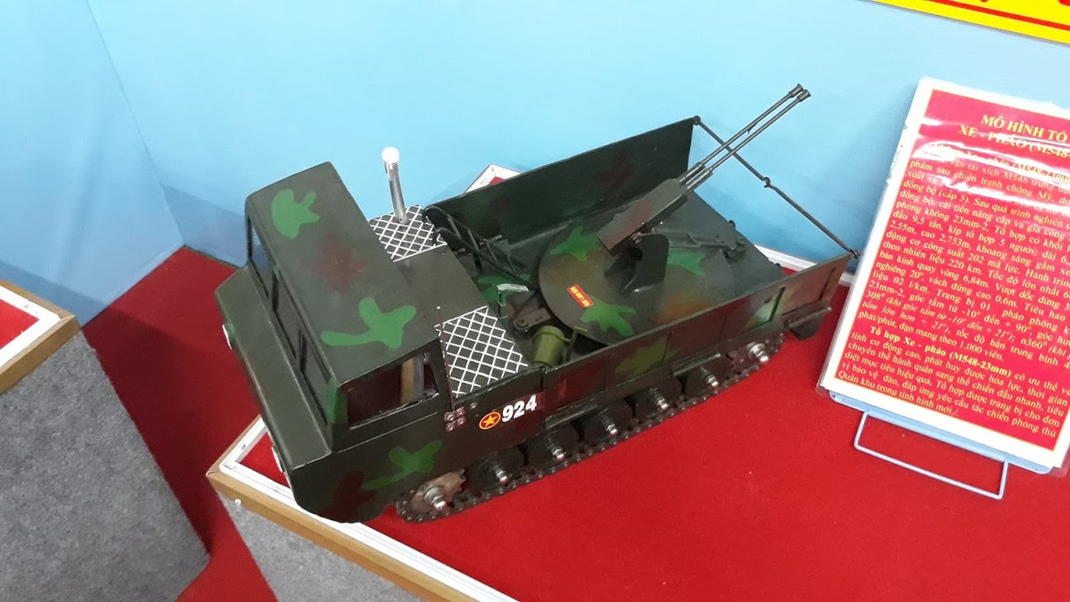 Tổ hợp pháo tự hành M548-23 có trọng lượng chiến đấu 9,5 tấn, kíp tổ hợp 5 người. Trang bị 1 pháo phòng không 23mm-2 có góc tầm từ -10 đến +90 độ, góc hướng 308 độ (khi góc tầm từ -10 đến +21 độ), tốc độ bắn trung bình 400 phát/phút, cơ số đạn 1.000 viên. Ảnh: Hoàng Lê