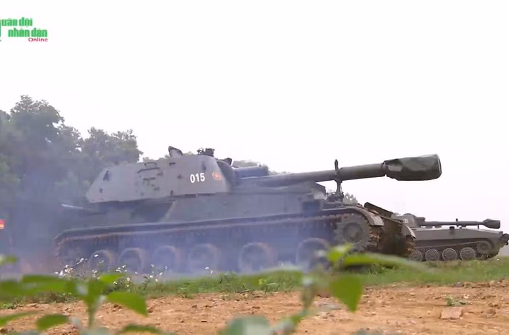 Hiện nay, Việt Nam có trong biên chế 3 loại pháo tự hành bánh xích gồm: SU-100, SU-122 (Nga gọi là 2S1 Gvozdika) và SU-152 (Nga gọi là 2S3 Akatsiya). Tất cả đều do Liên Xô viện trợ từ những năm 1970-1980. Ảnh: QĐND Online