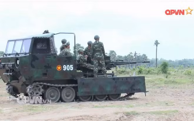 Xe cơ sở là xe vận tải bánh xích M548 trưng dụng từ chiến lợi phẩm sau chiến tranh chống Mỹ, do thời gian sản xuất và sử dụng lâu năm nên hư hỏng nặng, mất đồng bộ. Sau quá trình nghiên cứu sửa chữa, đồng bộ, cải tiến nâng cấp và gia công lắp đặt các loại pháo xe kéo kiểu Nga hoặc Mỹ. Ảnh: QPVN