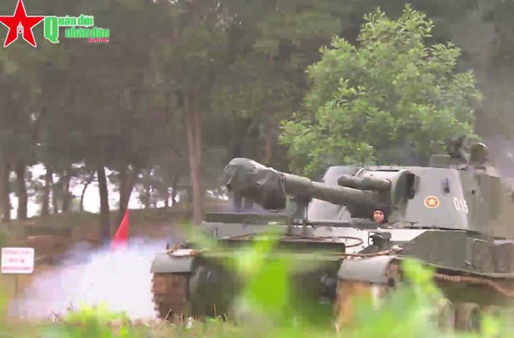 Tuy nhiên, số lượng các khẩu pháo tự hành kiểu Liên Xô (cũ) này cơ bản có số lượng không lớn, chỉ trang bị cho một số đơn vị pháo binh, không đủ khả năng để cung cấp cho toàn quân. Chính vì vậy, với sự tiến bộ của công nghiệp quốc phòng trong nước, những năm gần đây, công nghiệp quốc phòng trong nước đã nỗ lực nghiên cứu phát triển các kiểu pháo tự hành bánh xích thế hệ mới. Ảnh: QĐND Online