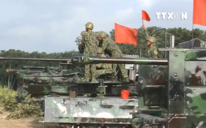 Trong khuôn khổ triển lãm – hội chợ Việt Bắc nhân kỷ niệm 75 năm thành lập QĐND Việt Nam (22/12/1944-22/12/2019), Quân khu 9 trưng bày các phương án pháo tự hành bánh xích đã đưa vào trang bị cho các đơn vị sẵn sàng chiến đấu làm nhiệm vụ bảo vệ đất nước. Ảnh: TTXVN