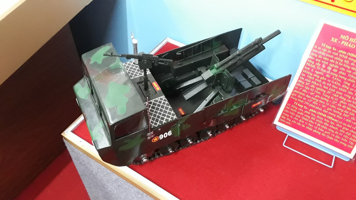 Trong ảnh là tổ hợp M548-105 có trọng lượng chiến đấu 10,5 tấn, kíp chiến đấu 6 người, trang bị một pháo 105mm M102, góc tầm từ -5 độ tới +45 độ, tầm bắn 11,2km, tốc độ bắn trung bình 04 phát/phút, cơ số đạn 16 viên. Ngoài ra, trên xe pháo còn có một khẩu 7,62mm PKT có tốc độ bắn 250 phát/phút, cơ số đạn 1.400 viên. Ảnh: Hoàng Lê