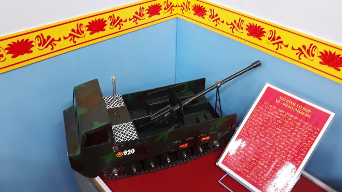 Trong ảnh là tổ hợp pháo tự hành M548-85mm, có trọng lượng 11 tấn, kíp chiến đấu 6 người. M548-85mm trang bị pháo 85mm D44 có góc tầm từ -7 độ tới +35 độ, góc hướng 54 độ(phải 27 độ, trái 27 độ), tầm bắn 15km, tốc độ bắn trung bình 15 phát/phút, dự trữ đạn dược 26 viên. Ảnh: Hoàng Lê