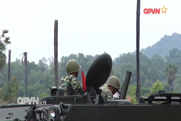 Đến nay, Cục Kỹ thuật quân khu đã hoàn thành mốt số tổ hợp (cối 100 min, súng 12,7 mm lên xe thiết giáp M113), trang bị cho các đơn vị trong Quân khu. Nguồn ảnh: QPVN.