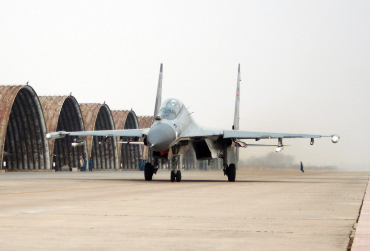 So với Su-27SK, J-11B được đánh giá là khung thân nhẹ hơn khi sử dụng nhiều vật liệu composites. Máy bay trang bị buồng lái kính mới, hệ thống điện tử hàng không hiện đại và nhất là có nguồn tin cho rằng nó sử dụng radar mạng pha chủ động (AESA) công nghệ Trung Quốc thay thế cho radar cũ N001 (RLPK-27) Mech của Su-27.