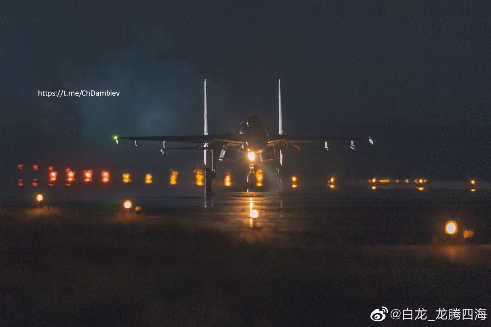 Theo đài CCTV13, cuộc tập trận có sự góp mặt của các phi công tới từ lữ đoàn tiêm kích J-11B thuộc Bộ tư lệnh không quân phía Đông của Quân Giải phóng Nhân dân (PLA) và các phi công của Hải quân Trung Quốc sử dụng tiêm kích Su-30MKK.