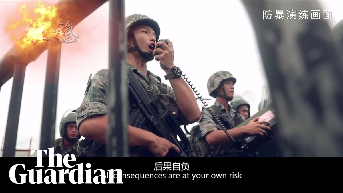 Cũng theo truyền thông Trung Quốc, vào ngày 13/6, một Lữ đoàn tổng hợp của Chiến khu Tây của Trung Quốc, cũng đã tổ chức một cuộc huấn luyện tăng cường, cho các nữ binh sĩ của đơn vị làm công tác "tâm lý chiến" tại một địa hình "xa lạ", ở độ cao 4.500 mét. Những binh sĩ nữ đã sử dụng các tiếng hét mô phỏng đa ngôn ngữ, để dần dần làm "tan rã tuyến phòng thủ tâm lý của kẻ thù"?. Ảnh: Quân đội Trung Quốc tuyên truyền chống biểu tình tại Hồng Kông.