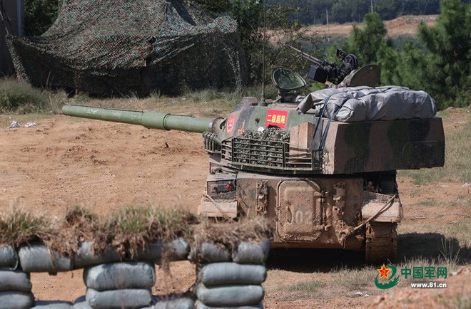 Điều đáng ngạc nhiên là trang bị vũ khí của lữ đoàn này, ngoài những vũ khí được truyền thông Trung Quốc cho là "rất hiện đại" như xe tăng Type-99, xe chiến đấu bộ binh Type-04A, tên lửa chống tăng Red Arrow-10; nhưng còn loại pháo tự hành Type-89, mà Quân đội Trung Quốc đã loại biên từ năm 2015? Ảnh: Pháo tự hành Type-89.