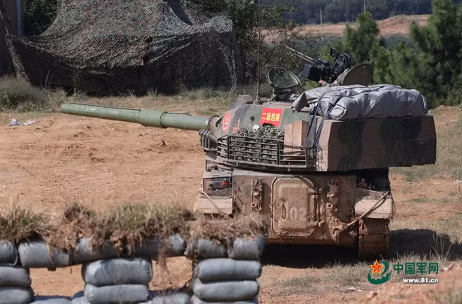 Điều đáng ngạc nhiên là trang bị vũ khí của lữ đoàn này, ngoài những vũ khí được truyền thông Trung Quốc cho là "rất hiện đại" như xe tăng Type-99, xe chiến đấu bộ binh Type-04A, tên lửa chống tăng Red Arrow-10; nhưng còn loại pháo tự hành Type-89, mà Quân đội Trung Quốc đã loại biên từ năm 2015? Ảnh: Pháo tự hành Type-89.