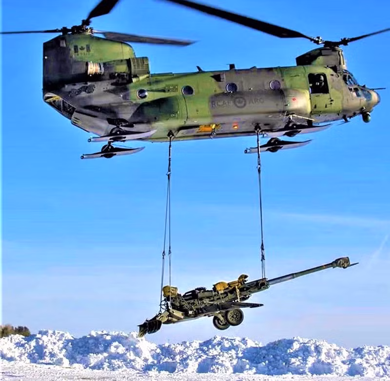 Ngoài ra, Ấn Độ cũng di chuyển một số lượng lớn pháo lựu siêu nhẹ M777, có cỡ nòng 155 mm của Mỹ; súng cối cỡ nòng lớn và các loại sơn pháo cũng đã được triển khai tại chỗ cùng với lực lượng mặt đất. Ảnh: Trực thăng Chinook di chuyển pháo M777 trên khu vực địa hình cao nguyên.