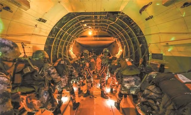 Trước đó, một lữ đoàn không quân Trung Quốc đã thực hành vận chuyển hàng nghìn binh lính, hàng trăm thiết bị quân sự và một số lượng lớn tài liệu huấn luyện chiến đấu chỉ trong vài giờ; thực hiện thành công việc di chuyển xuyên khu vực tới cao nguyên phía tây bắc cách xa hàng nghìn km.