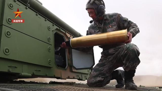 Gần như cùng lúc, Lữ đoàn xe tăng hỗn hợp của Chiến khu Tây và Đơn vị tác chiến điện tử đã tiến hành phối hợp các cuộc tập trận thực tế trên cao nguyên. Trong số đó, xe tăng Type 15 và xe bọc thép Type 89 đã xuất hiện trong cuộc tập trận.