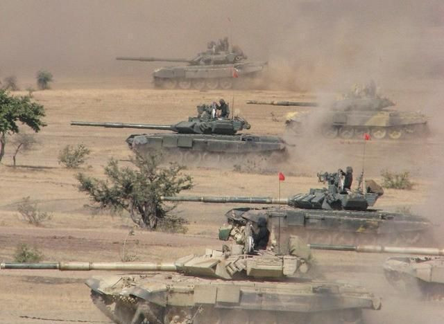 Về phía Quân đội Ấn Độ, để đối phó với tình hình leo thang, quân đội Ấn Độ đã điều động một số tiểu đoàn chuyên chiến đấu tại vùng núi (đơn vị chiến đấu sơn cước), 100 xe tăng T-90, 150 xe tăng T-72 và xe chiến đấu bộ binh BMP-2 lên khu vực xung đột với Trung Quốc. Ảnh: Xt của Quân đội Ấn Độ tập trận.