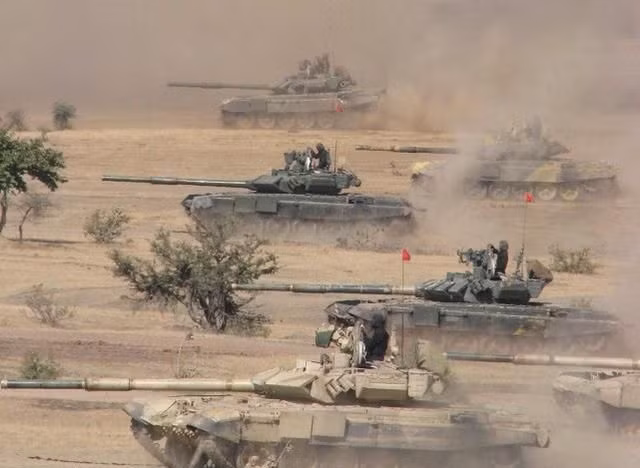 Về phía Quân đội Ấn Độ, để đối phó với tình hình leo thang, quân đội Ấn Độ đã điều động một số tiểu đoàn chuyên chiến đấu tại vùng núi (đơn vị chiến đấu sơn cước), 100 xe tăng T-90, 150 xe tăng T-72 và xe chiến đấu bộ binh BMP-2 lên khu vực xung đột với Trung Quốc. Ảnh: Xt của Quân đội Ấn Độ tập trận.