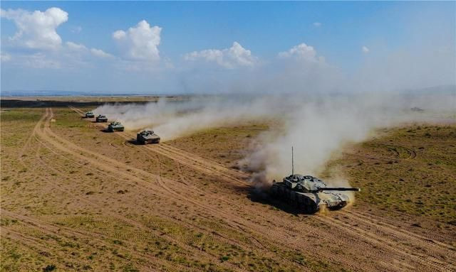 Về phía Trung Quốc, vào ngày 12/6, một lữ đoàn thuộc Quân đoàn 76 của Chiến khu Tây, đã thực hiện các cuộc tập trận thực tế trên cao nguyên tuyết ở độ cao 4.300 m, để kiểm tra khả năng chiến đấu thực tế, trong điều kiện cao nguyên có mật độ không khí loãng.