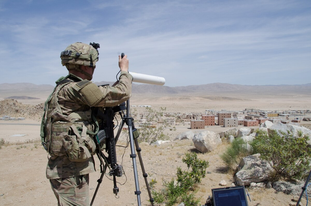 Vị cựu sĩ quan Hải quân Mỹ nhấn mạnh, “Một trong những cách đơn giản và hiệu quả chống lại (A2/AD) của Trung Quốc là thông qua các công nghệ có thể đánh lừa những phương tiện trinh sát, những cảm biến của tên lửa Trung Quốc, để những cảm biến tên lửa này điều khiển tên lửa đi lệnh mục tiêu”. Ảnh: Một thiết bị tác chiến điện tử của Quân đội Mỹ - Nguồn: Bill Roche.