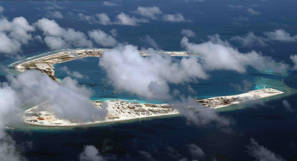Trung Quốc đã xây dựng một đường băng dài 3.000 mét và một cảng quân sự quy mô lớn trên đảo Chữ Thập thuộc chủ quyền Việt Nam; tại đảo Phú Lâm thuộc quần đảo Hoàng Sa thuộc chủ quyền Việt Nam, là nơi có nhà chứa máy bay chiến đấu và được cho là được trang bị tên lửa đất đối không và đối hải; đồng thời liên tục tổ chức các cuộc tập trận quân sự để thị uy. Ảnh: Đá Subi thuộc quần đảo Trường Sa của Việt Nam đang bị Trung Quốc chiếm đóng trái phép - Nguồn: Philippine Daily Inquirer.