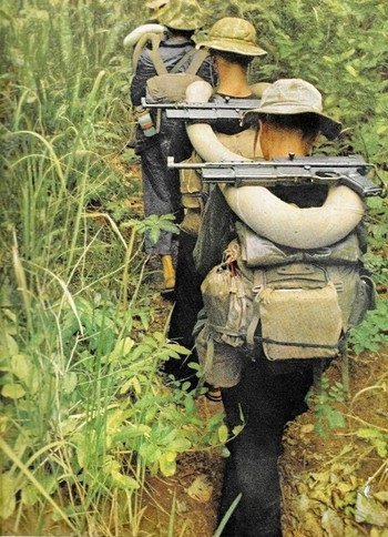 Sau khi cải tiến, trọng lượng của súng tăng lên từ 4.2kg lên đến gần 5kg khi mang hộp tiếp đạn. MAT-49 cải tiến có nòng dài 260mm, hơn 30mm so với nòng 230mm nguyên bản và nhìn bằng mắt thường ta có thể dễ dàng nhận ra rằng ở súng cải tiến, phần ốp tản nhiệt với các lỗ thoát khí 1/2 chiều dài nòng súng trong khi ở nguyên bản chiếm đến 2/3 độ dài nòng. Tốc độ bắn cũng tăng lên rõ rệt, từ 600 phát/phút lên tới khoảng 900 phát/phút. Về sơ tốc đầu đạn, tầm bắn hiệu quả tương đương tiểu liên K-50. Ảnh: Chiến sĩ Giải phóng hành quân với súng MAT-49 cải tiến - Nguồn ảnh: TL.