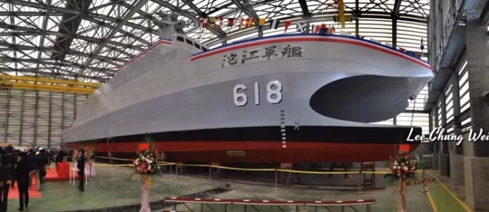 Phiên bản tàu của cảnh sát biển cũng bao gồm gia cố phần thân tàu, nhằm giảm các tác động khi va chạm với các tàu khác trên biển, cũng như khi neo đậu tại cảng và hệ thống dẫn đường được cải tiến, nhằm giảm bớt sự mệt mỏi của thủy thủ đoàn trong các cuộc tuần tra kéo dài.