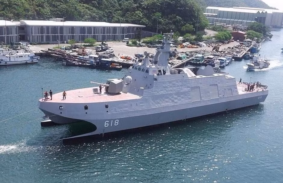 Tàu cao tốc 2 thân Tuojiang có chiều dài 60,4m, rộng 14m, cao 6m, mớn nước 2,3m, tốc độ tối đa 38 hải lý/giờ, tầm hoạt động 2.000 hải lý, thủy thủ đoàn 34 người. Tuy không có hầm chứa máy bay nhưng tàu có sân đỗ trực thăng khoảng 10 tấn.