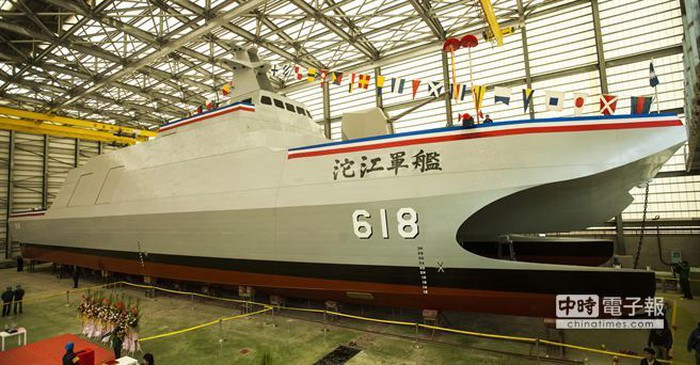 Loại tàu cao tốc tàng hình xuyên sóng hai thân Tuojiang được giới thiệu lần đầu tiên tại triển lãm công nghệ hàng không và quốc phòng Đài Bắc tháng 8/2013 (TADTE 2013), được hải quân Đài Loan phát triển trong khuôn khổ kế hoạch phát triển tàu tác chiến ven bờ trong tương lai.