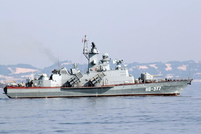 Theo Báo Hải quân Việt Nam, việc đóng thành công tàu tên lửa lớp Molniya -Tia chớp (gọi tắt là tàu lớp M), là thành quả của 10 năm chuẩn bị và là nỗ lực của cán bộ, kỹ sư, công nhân Ba Son trong hơn 1.600 ngày đêm làm việc. Ảnh: Cặp tàu tên lửa đầu tiên do Việt Nam đóng bàn giao cho Quân chủng Hải quân vào ngày 27/6/2014. Nguồn: Báo Hải quân Việt Nam.