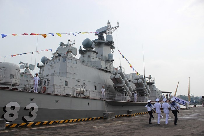 Đại tá Thái Văn Chân - Giám đốc Xí nghiệp Vỏ tàu, Tổng công ty Ba Son nhớ lại: “Khi được giao nhiệm vụ thi công phần thân vỏ tàu tên lửa đầu tiên, chúng tôi phải căng mình chạy đua với thời gian. Vì cấp trên yêu cầu hoàn thành phần vỏ tàu chỉ trong thời gian không quá 1 năm khi mà chúng tôi chưa đóng loại tàu này bao giờ”. Ảnh: Tàu tên lửa lớp M HQ 383 của hải quân Việt Nam – Nguồn: Báo Hải quân Việt Nam.