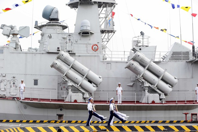 Trong những năm vừa qua, ngoài việc đóng mới thành công tàu tên lửa lớp M của Tổng công ty Ba Son, các đơn vị đóng tàu thuộc Tổng cục CNQP, như: Nhà máy Z173, Nhà máy Z189, Tổng công ty Sông Thu, Nhà máy X51 (thuộc Tổng công ty Ba Son) còn đóng thành công tàu chở quân, tàu quân y, tàu Cảnh sát biển đa năng DN 2000, tàu tuần tra kết hợp tìm kiếm cứu nạn xa bờ, tàu tìm kiếm cứu nạn tàu ngầm đa năng... Ảnh: Tàu tên lửa 382, 383 trong nghi thức đưa Quốc kỳ và cờ Hải quân Việt Nam về tàu – Nguồn: Độc Lập