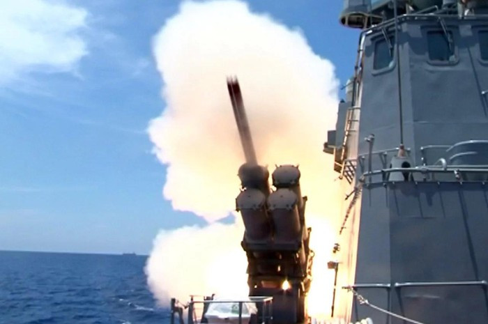 Ngày 28/4/2014, Bộ Quốc phòng chủ trì cuộc bắn nghiệm thu tên lửa cặp tàu lớp Molniya đầu tiên, ký hiệu HQ 377 và HQ 378. Đó là lần đầu tiên Việt Nam bắn thử tên lửa chống hạm trên tàu, mà toàn bộ hệ thống vũ khí đó do người Việt lắp đặt và hiệu chỉnh. Ảnh: Bắn nghiệm thu tên lửa Kh-35 Uran-E của và HQ 378 - Nguồn: Báo Hải quân Việt Nam.